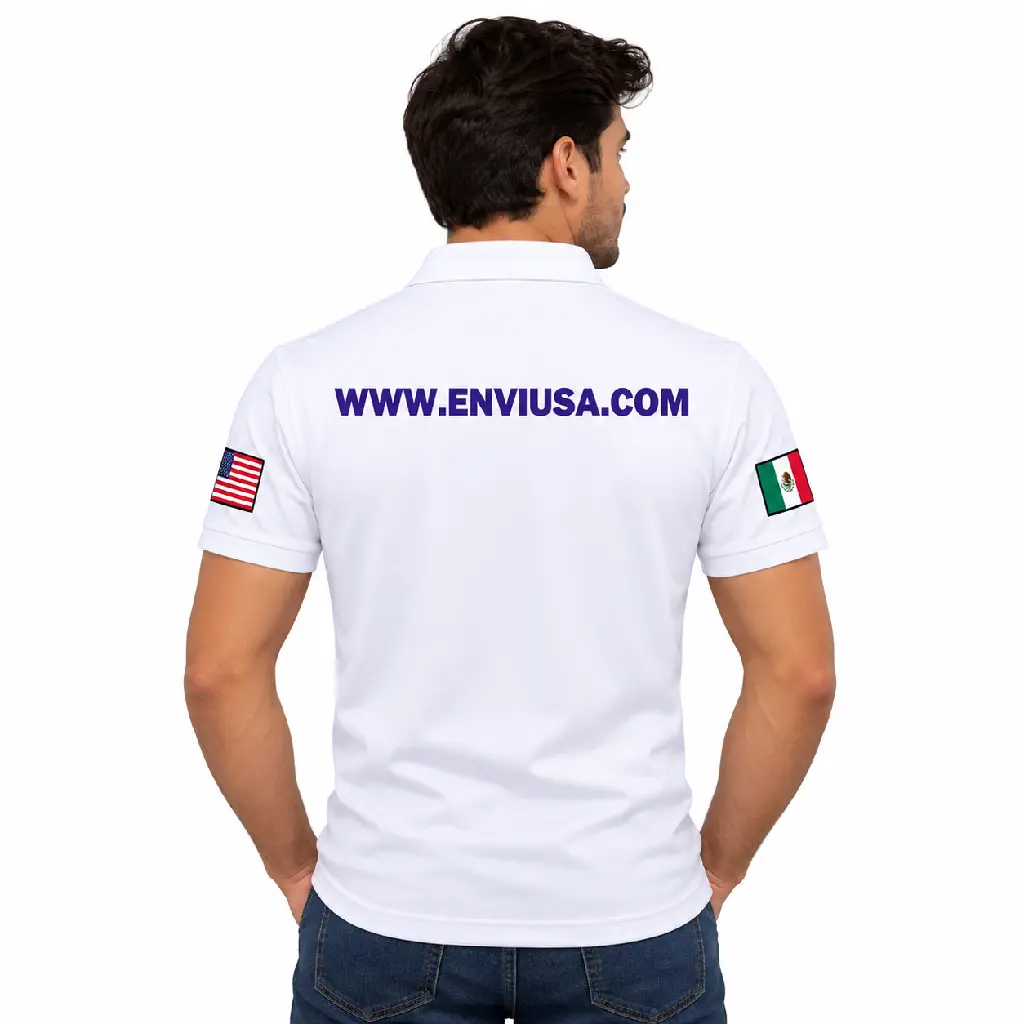 Polo blanco con banderas y marca.webp