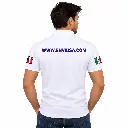 Polo blanco con banderas y marca.webp