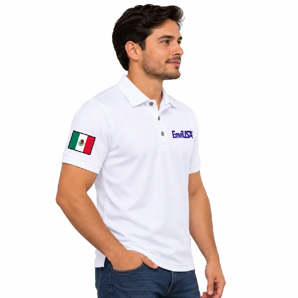 Modelo con polo blanco EnviUSA.webp