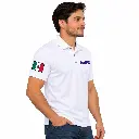 Modelo con polo blanco EnviUSA.webp