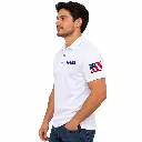 Modelo con polo blanco y parche estadounidense.webp