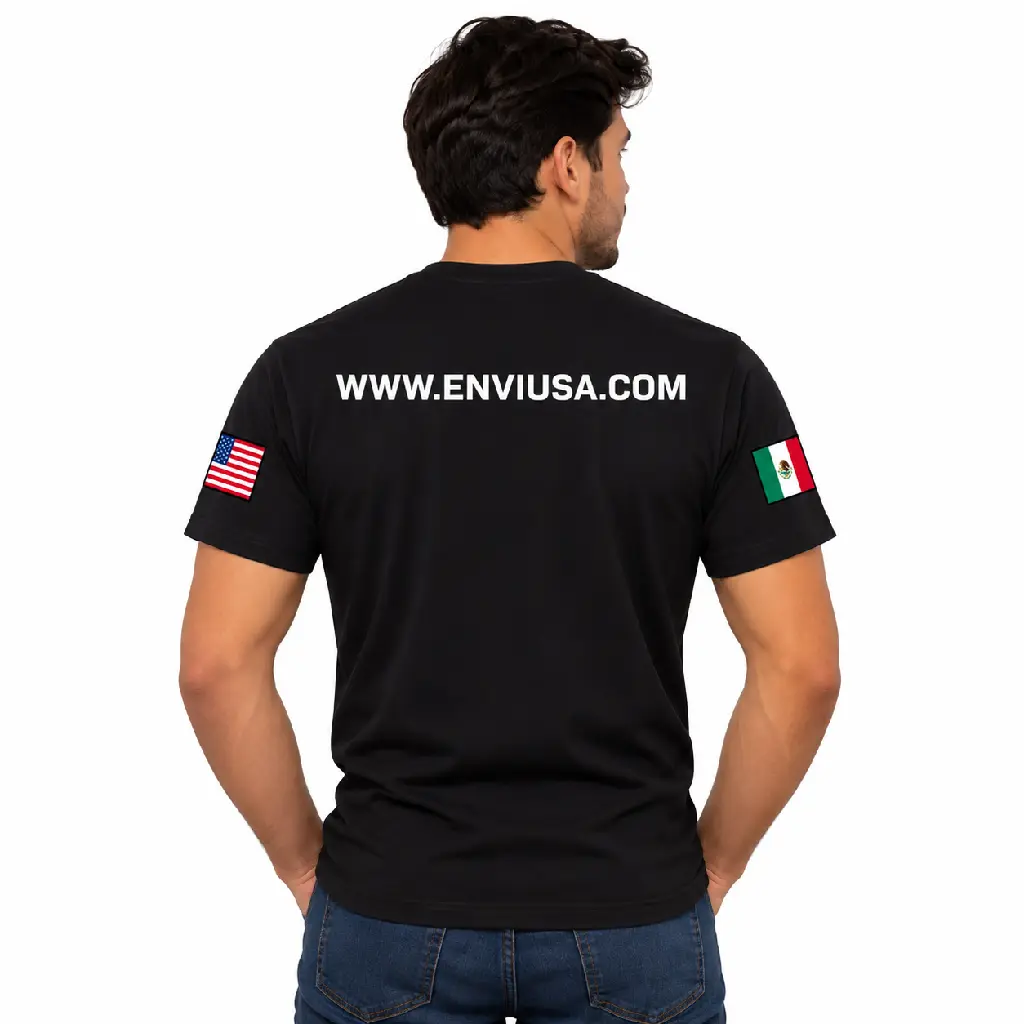 Camiseta negra con banderas y sitio web.webp