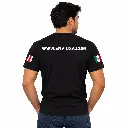 Camiseta negra con banderas y sitio web.webp
